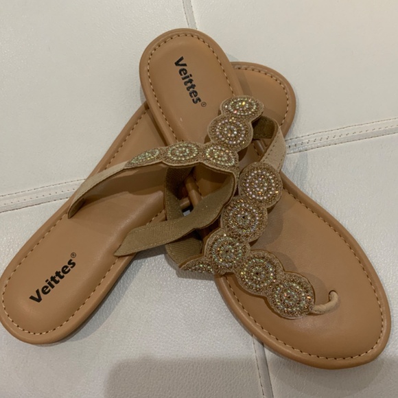 Women’s flat of Veittes sandals,‎ featuring a decorative embellishment of stone. - Picture 6 of 7